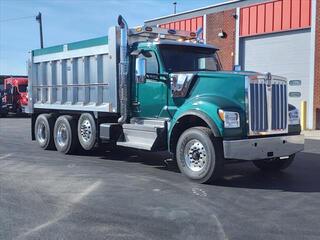 2025 Kenworth W990