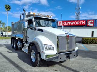 2025 Kenworth T880