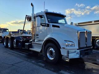 2025 Kenworth T880