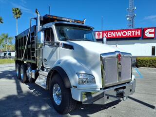 2025 Kenworth T880