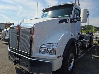 2025 Kenworth T880