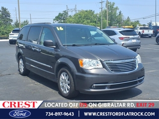2016 Chrysler Town And Country for sale in Flat Rock MI