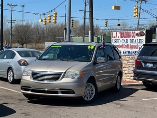 2014 Chrysler Town And Country for sale in Woodhaven MI