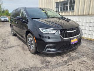 2022 Chrysler Pacifica Hybrid for sale in Bellevue OH