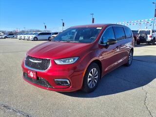 2025 Chrysler Pacifica Plug-In Hybrid for sale in Burlington WI