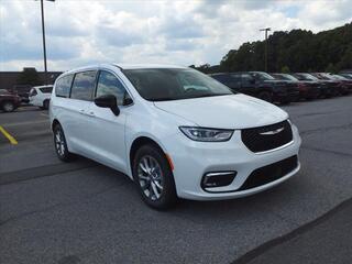 2024 Chrysler Pacifica for sale in Altoona PA