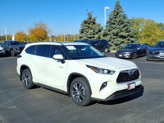 2020 Toyota Highlander Hybrid for sale in Burnsville MN