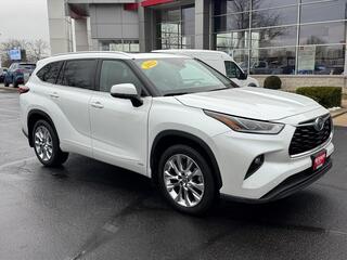 2022 Toyota Highlander Hybrid for sale in Janesville WI