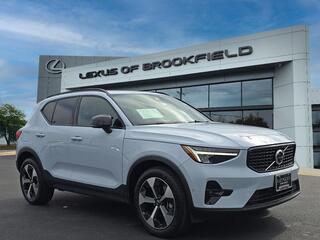 2025 Volvo XC40